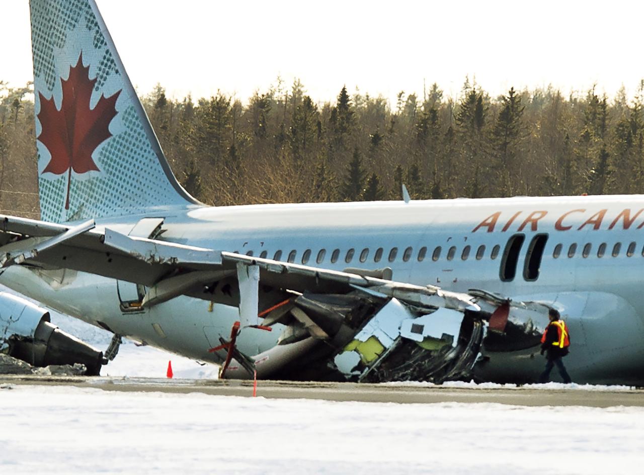 Canada air flight halifax crash plane airport crashed international canadian early wreckage runway removed ca sunday citynews tsb last stanfield